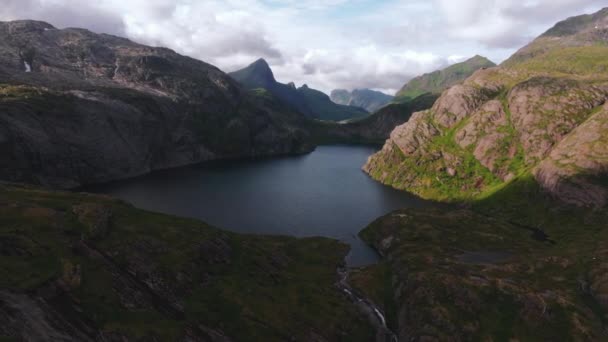 ノルウェーのロフテンで 海と急な山頂を明らかにする丘の上の空中ビュー ドローンショット — ストック動画