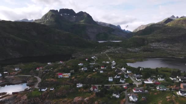 มมองทางอากาศของจอดรถ และรถบนถนนท สวยงามถนนชายฝ วโมงทองใน Lofoten Fjord นอร เวย ดอลล งโดรน — วีดีโอสต็อก