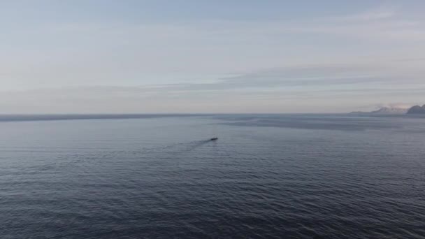 Flygfoto Över Ensam Båt Havet Med Snötäckta Berg Lofoten Norge — Stockvideo