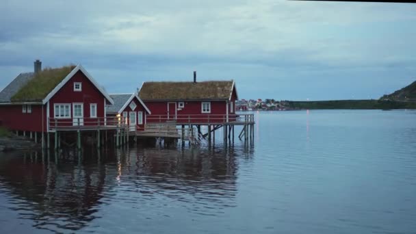 钓鱼罗福敦群岛挪威峡湾中反映对超氧化物歧化酶屋顶的茅草屋的典型红 Rorbu — 图库视频影像