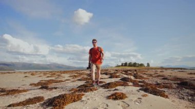 Tarlalar Arasında, Hasatın Ortasında Sırt Çantasında Kamera Taşıyan Genç Adam.