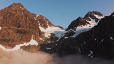 Güneşli bir günde Norveç, Tromso yakınlarındaki Lyngen Alpleri 'yle sarp kanyonlar. Hava Görüntüsü