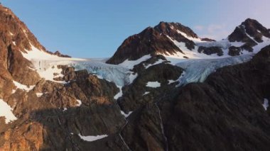 Güneşli bir günde Norveç, Tromso yakınlarındaki Lyngen Alpleri 'yle sarp kanyonlar. Hava Görüntüsü
