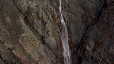 Güneşli bir günde Norveç, Tromso yakınlarındaki Lyngen Alpleri 'yle sarp kanyonlar. Hava Görüntüsü