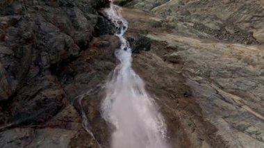 Güneşli bir günde Norveç, Tromso yakınlarındaki Lyngen Alpleri 'yle sarp kanyonlar. Hava Görüntüsü