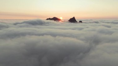 Bulutların Üzerinde: Senja Adaları 'nın Uçan Parıltısı Sarp Kayalık Dağları