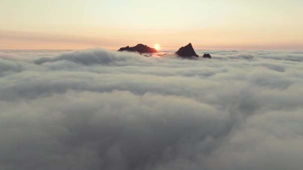 Sopra Nuvole Veduta Aerea Delle Isole Senja Montagne Ripide Scoscese — Video Stock