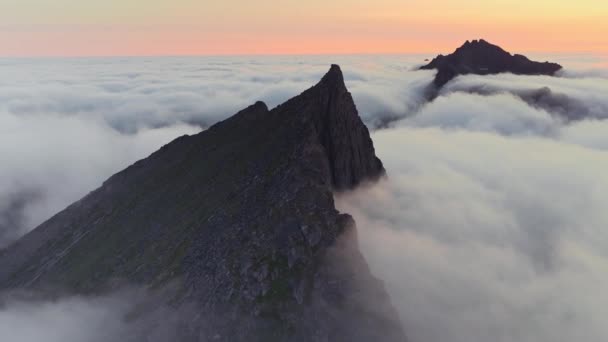 空中升腾 发现挪威世嘉上空云彩之上的森加群岛山脉 — 图库视频影像