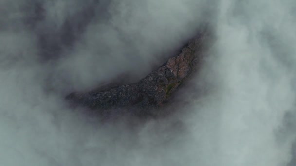 Sopra Nebbia Prospettiva Aerea Delle Montagne Scoscese Sull Isola Senja — Video Stock