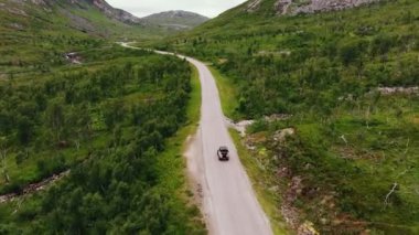 Bir yaz günü Lofoten Adaları 'ndaki Norveç sahil yolunun alçak açılı görüntüsü.