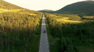 Bir yaz günü Lofoten Adaları 'ndaki Norveç sahil yolunun alçak açılı görüntüsü.