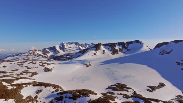 Lenyűgöző Légi Kilátás Egy Hófödte Hegyvonulatra Északi Vadonban Egy Hideg — Stock videók