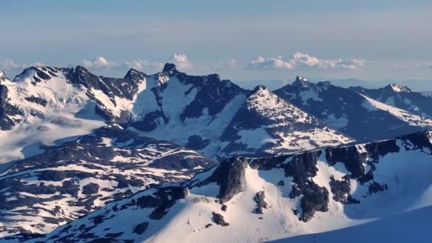 Vista Aérea Deslumbrante Uma Cordilheira Coberta Neve Deserto Nórdico Dia — Vídeo de Stock