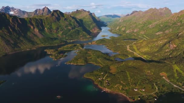 小さな岩の島に位置するノルウェーの漁師町の航空眺望 — ストック動画