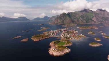 Henningsvar Balıkçılık Köyü üzerinde hava yolculuğu, Lofoten.