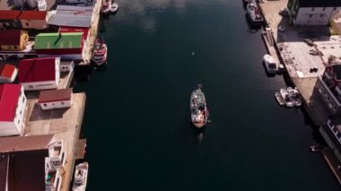 Aerial Escapade: Henningsvar Balıkçılık Köyü 4K 'da Lofoten üzerinde seyahat.
