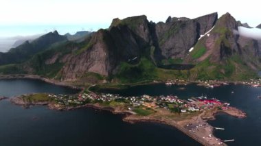 Norveç 'in Hamnoy, Reine, Lofoten Adaları' nda Norveç 'in Yazları.