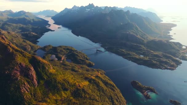 位于岩石小岛上的挪威渔民城的空中景观 — 图库视频影像