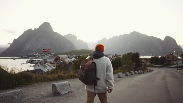 Seyahat Macera Arka Plan Sırt Çantası Ile Yürüyüşçü Lofoten Norveç — Stok video