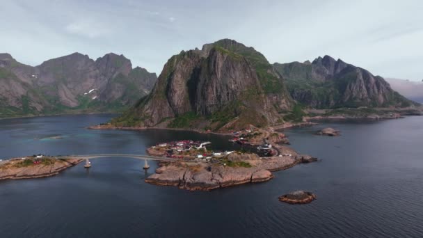 Aerial Moving Cabañas Tradicionales Pescadores Noruegos Rorbuer Isla Hamnoy Reine — Vídeo de stock
