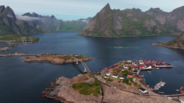 Aerial Moving Traditionellen Norwegischen Fischerhütten Rorbuer Auf Der Insel Hamnoy — Stockvideo