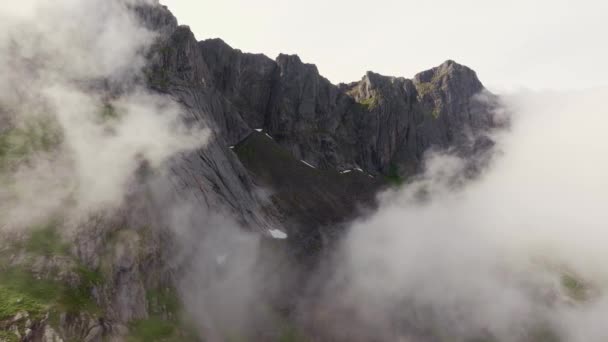 Güneşli Bir Günde Bulutların Arasından Dağın Tepesine Doğru Yükselen Bir — Stok video