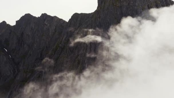 在阳光灿烂的日子里 无人驾驶飞机从云端升到山顶 云中的岩石 无人机 — 图库视频影像
