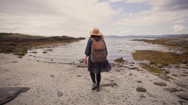 Kız Gezgin Gün Batımını Yönetiyor Bin Yıllık Hippi Kız Sırt — Stok video