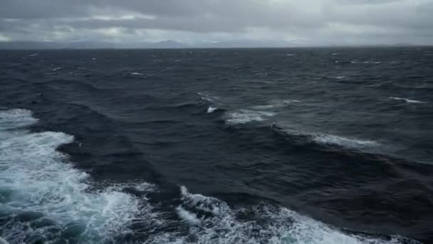 Viharban Hajó Sok Fröcskölés Kilátás Hídról Hajó Felmászik Hullámon Erős — Stock videók