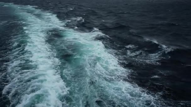海からの嵐 船上からの眺め 風は波から吹き飛ばします 風は白い泡が付いている波を壊します — ストック動画