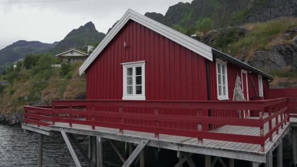 านประมง Rorbu แดงท วไปท งคาโซดาบนเกาะ Lofoten ในนอร เวย สะท อนใน — วีดีโอสต็อก