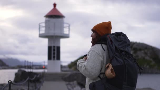 Slow Motion View Young Woman Walking White Lighthouse Reine Lofoten — Stock Video
