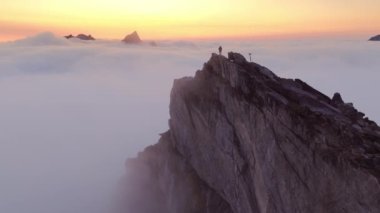 Segla Dağı Panorama, Senja, Norveç. Üste büyülü bir sis var. Lofoten Adaları ve Senja 'nın hava fotoğrafları. Gün batımında dramatik manzara. Hesten ve Segla Dağı.