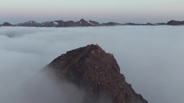 Skyward Exploration Perspectiva Aérea Das Montanhas Seglas Ilha Senja — Vídeo de Stock