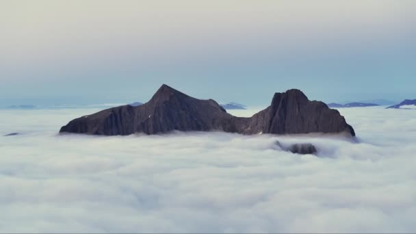Pemandangan Udara Gunung Craggy Curam Seglas Pulau Senja — Stok Video