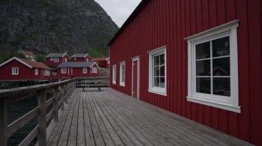 tipik kırmızı rorbu kulübe sod çatı içinde Norveç Fiyordu içinde yansıtan lofoten Adaları ile Balık tutma