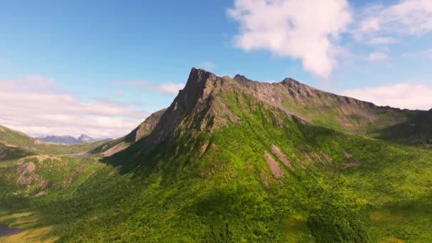Krásný Panoramatický Pohled Majestátní Zelené Skalnaté Fjordy Norským Mořem Pozadí — Stock video