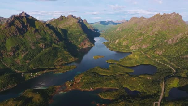 Küçük Kayalık Adalarda Yer Alan Norveç Balıkçı Kasabasının Havadan Görünüşü — Stok video