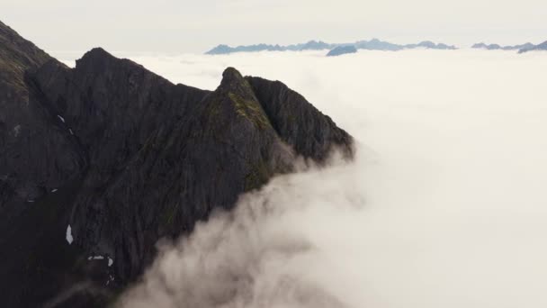 Dron Elevándose Través Las Nubes Cima Montaña Día Soleado Roca — Vídeos de Stock