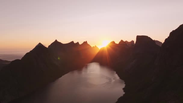 Tarde Puesta Sol Islas Lofoten Noruega Reine Lofoten Archipiélago Condado — Vídeo de stock