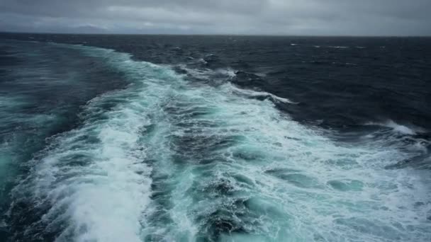 Denizde Fırtına Gemi Boyunca Yan Görüş Rüzgâr Dalgaları Püskürtür Rüzgar — Stok video