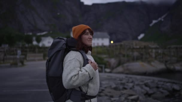 Tatiller Yakından Bakınca Kahverengi Saçlı Genç Bir Kadın Sakin Gölü — Stok video