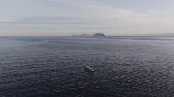 Vista Aérea Barco Solitário Oceano Com Montanhas Cobertas Neve Lofoten — Vídeo de Stock