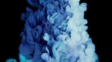 Hareket Eden Güzel: Mavi ve Beyaz İçindekilerin Macro Görünümü, Siyah Yüzeyde Soyut Bir Resim Oluşturuluyor
