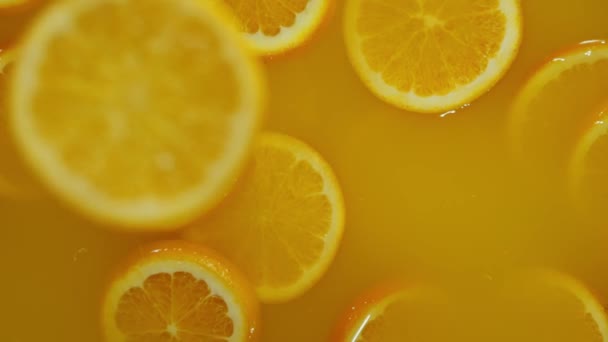 Primer Plano Caída Rodajas Limas Naranjas Limones Agua Sobre Fondo — Vídeo de stock