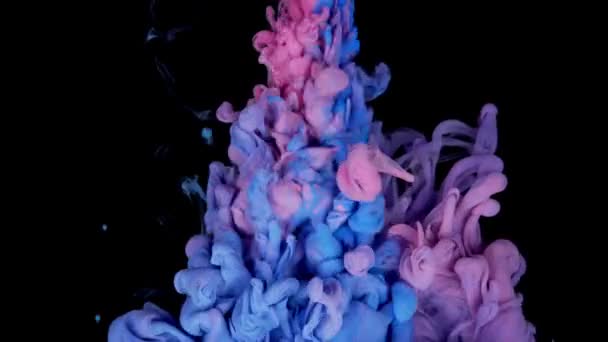 Magiczna Mieszanka Kolorów Chmura Jedwabistego Tuszu Wodzie Odizolowana Czarnym Tle — Wideo stockowe