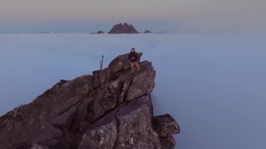 Segla Dağı Panorama, Senja, Norveç. Üste büyülü bir sis var. Lofoten Adaları ve Senja 'nın hava fotoğrafları. Gün batımında dramatik manzara. Hesten ve Segla Dağı.