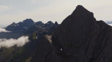 Gün batımında Karlı Kaya oluşumlarının hava sahnesi, Kışın Beyaz Bulutların Üzerinde Uçan İnsansız Hava Aracı - Tromso Belediyesi, Norveç