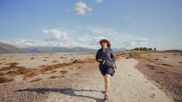 Framifrån Ler Ung Casual Kvinna Stranden Håller Kameran Och Foto — Stockvideo