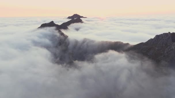 Boven Mist Luchtfoto Van Craggy Mountains Senja Island Higher Clouds — Stockvideo
